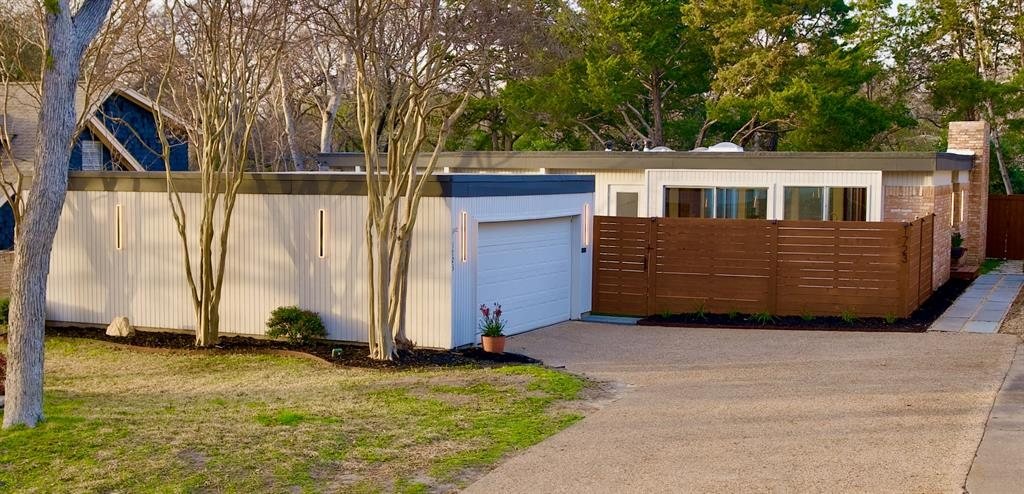 Front of the mid-century home at 1723 Tamarack Dr, Dallas